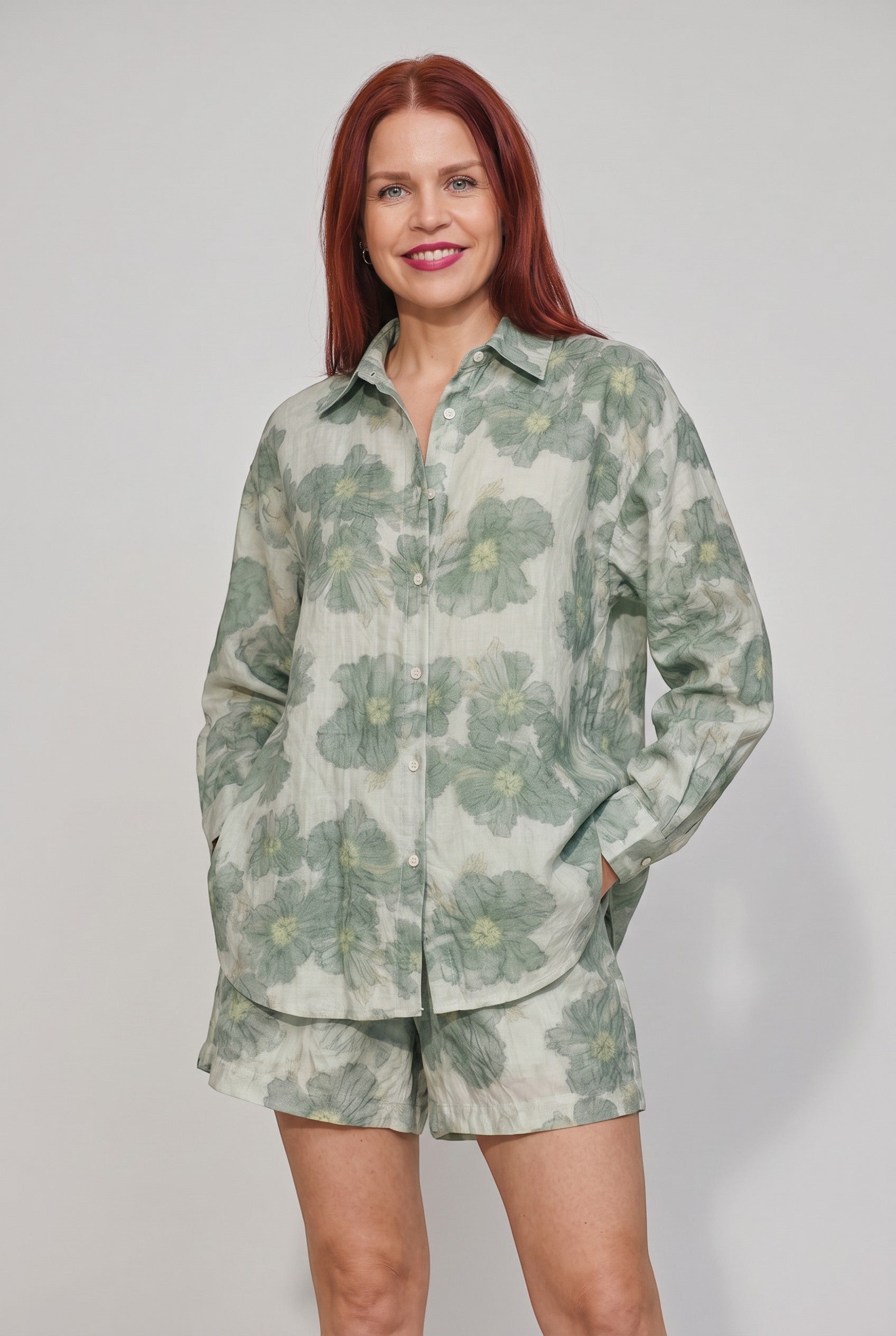 Bob & Bill NORENE FLOWER BLOUSE in groen met lange mouwen, knoopsluiting en strikdetail aan de achterkant. Gemaakt van viscose en polyamide.
