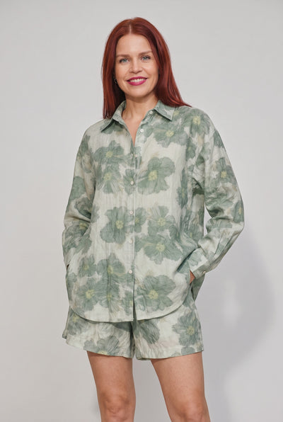 Bob & Bill NORENE FLOWER BLOUSE in groen met lange mouwen, knoopsluiting en strikdetail aan de achterkant. Gemaakt van viscose en polyamide.