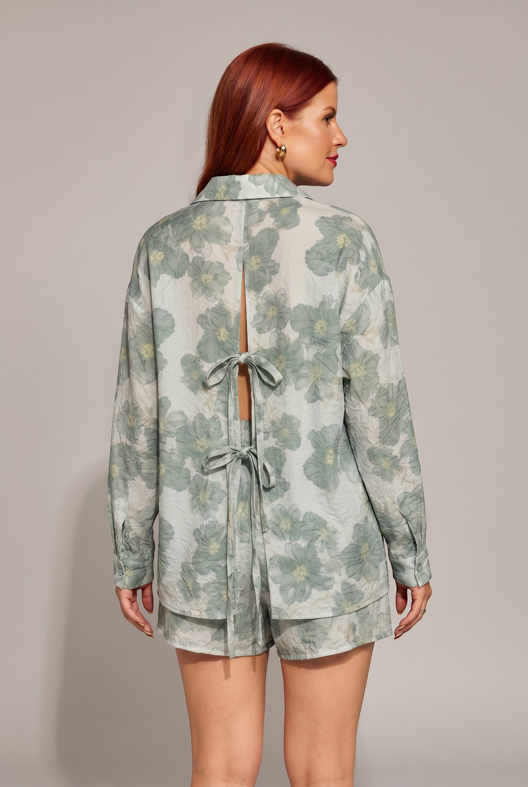 Bob & Bill NORENE FLOWER BLOUSE in groen met lange mouwen, strikdetail aan de achterkant en bloemenprint. Gemaakt van viscose en polyamide.