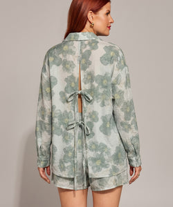 Bob & Bill NORENE FLOWER SHORTS in groen met bloemenprint, viscose-polyamide blend, elastische taille en strikdetail op de rug.