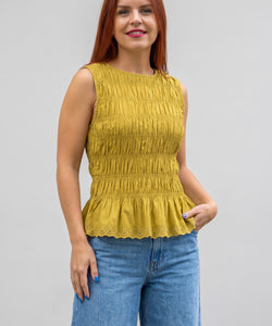 Bob & Bill Niomi mouwloze top in olijfgroen katoen met smock details en een geperforeerde rand.