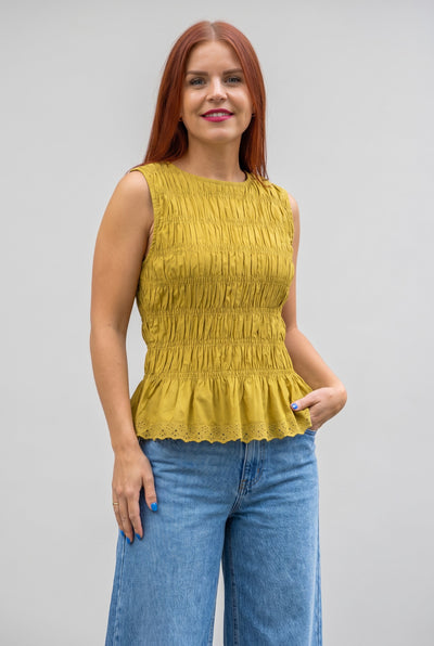 Bob & Bill Niomi mouwloze top in olijfgroen katoen met smock details en een geperforeerde rand.