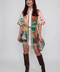 Model draagt Bob & Bill resort jurk met all-over print, korte mouwen, kraag, knoopsluiting en ceintuur in linnen-katoen