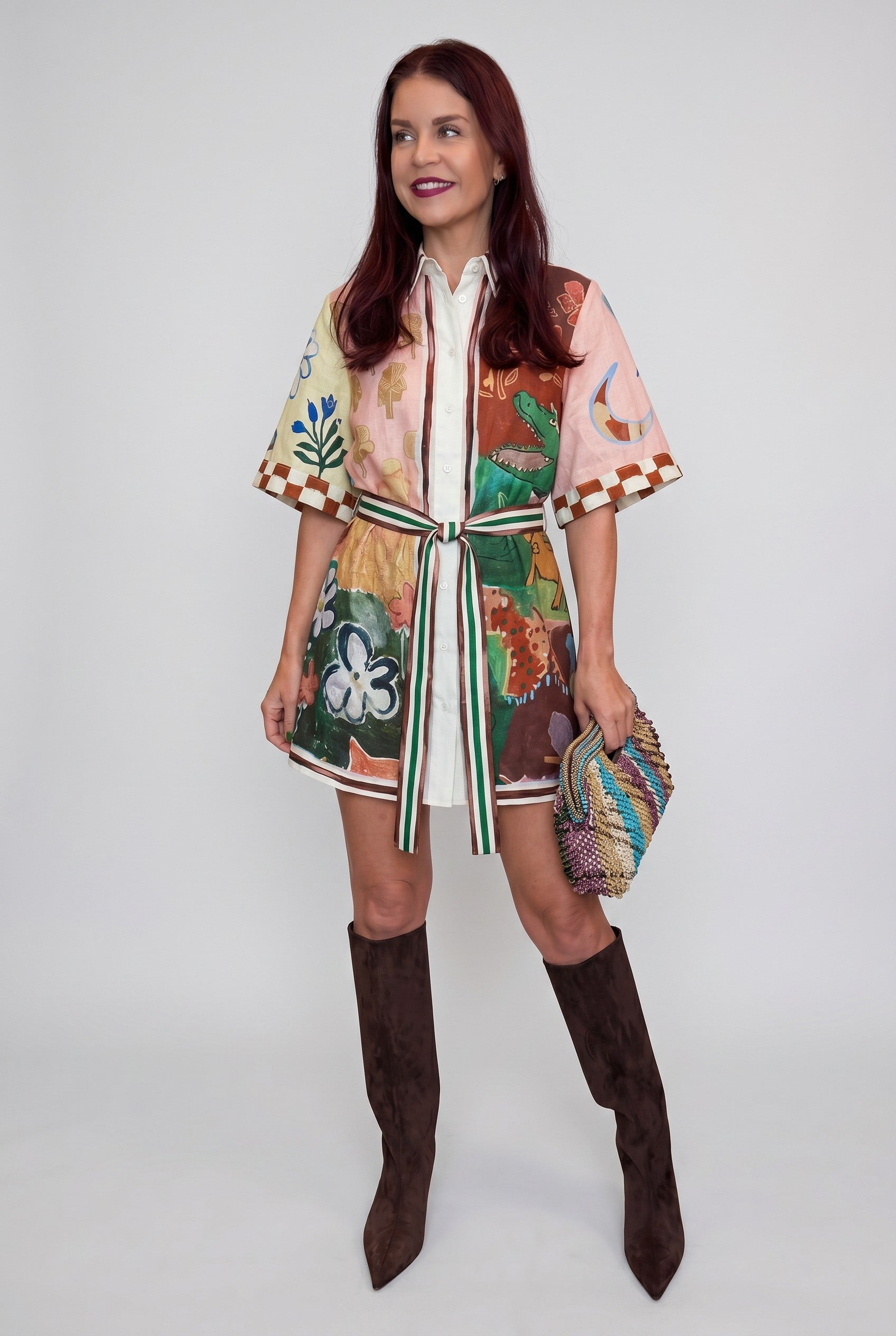 Model draagt Bob & Bill resort jurk met all-over print, korte mouwen, kraag, knoopsluiting en ceintuur in linnen-katoen