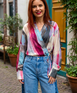Bob & Bill RIVER WRAP BLOUSE met lange mouwen, V-hals en artistieke print in olijf en botergeel. Gemaakt van 100% polyester.