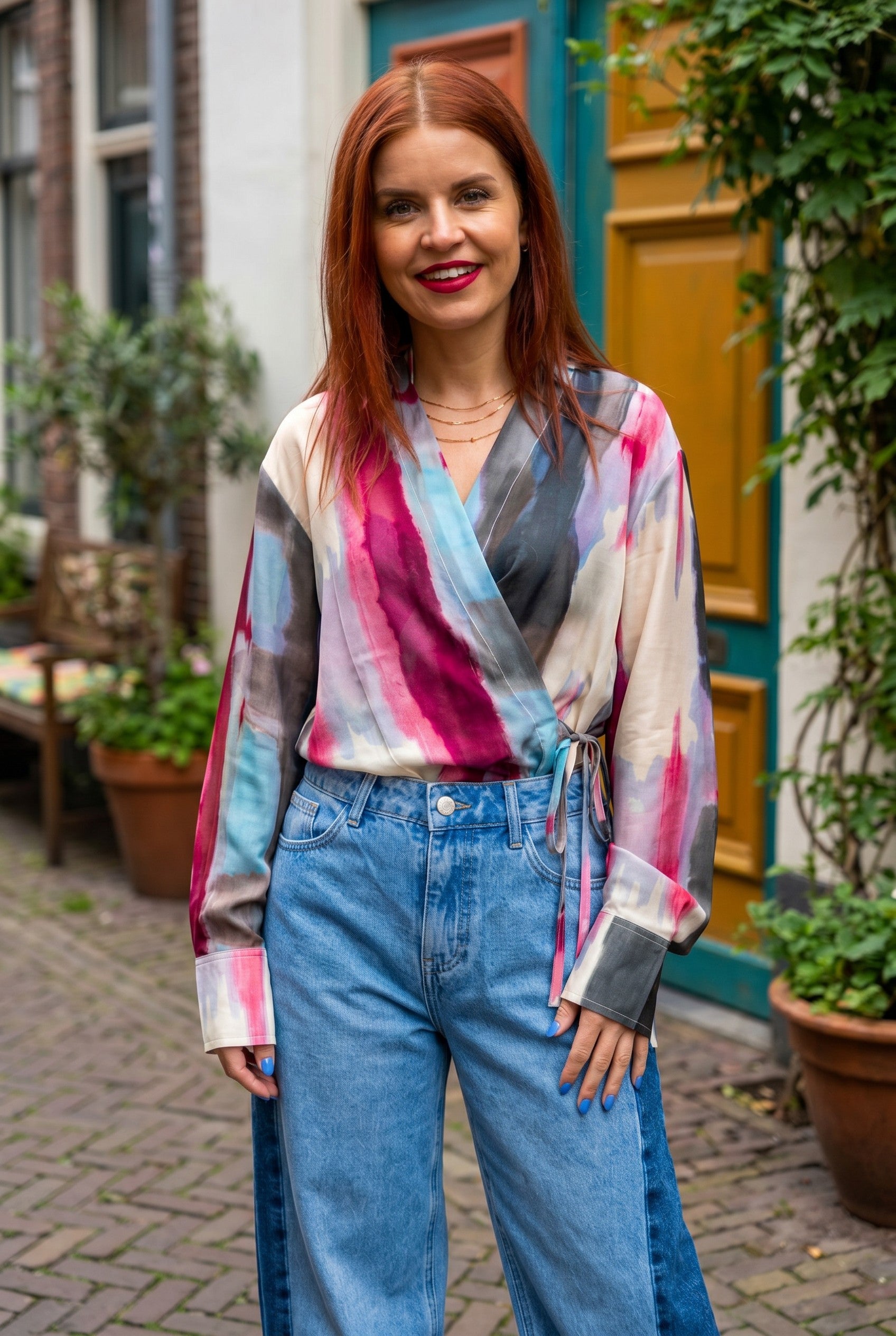 Bob & Bill RIVER WRAP BLOUSE met lange mouwen, V-hals en artistieke print in olijf en botergeel. Gemaakt van 100% polyester.