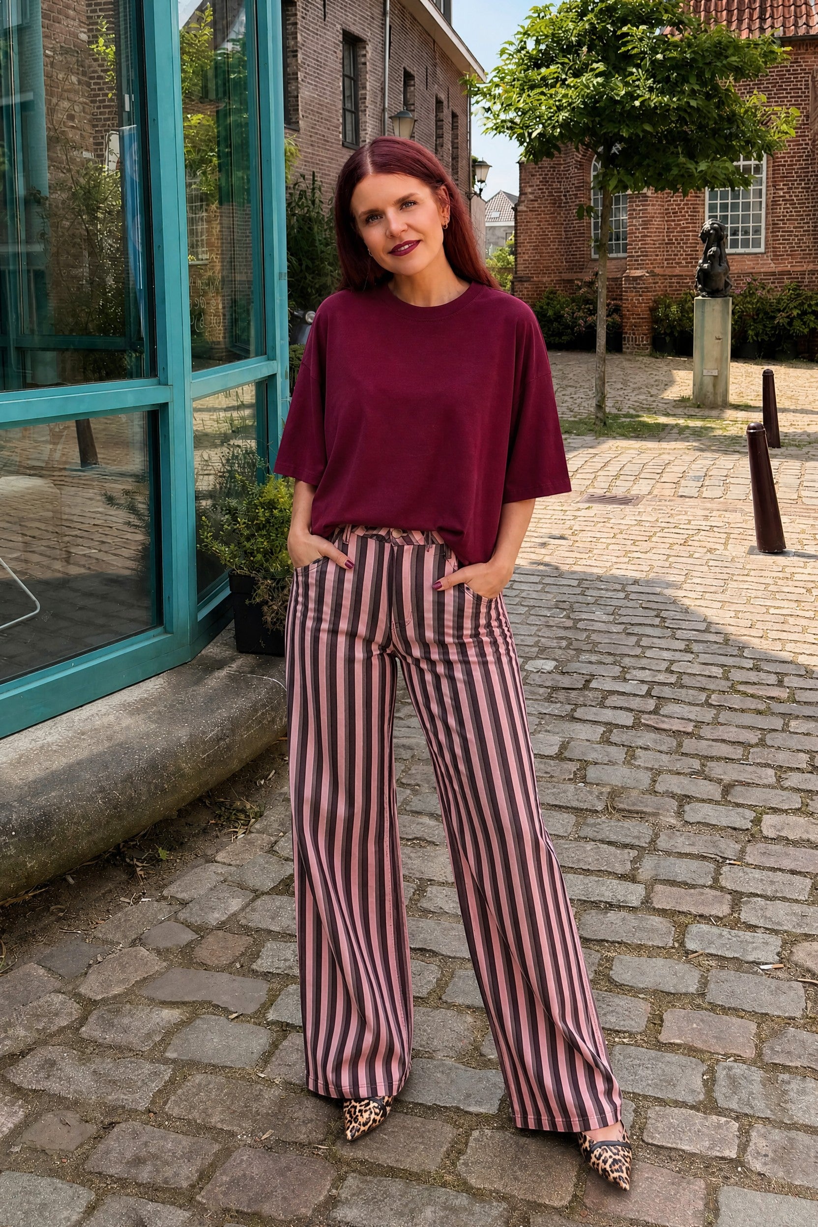 Bob & Bill Romee broek met roze en zwarte strepen, wijde pijpen, high waist en katoenmix.