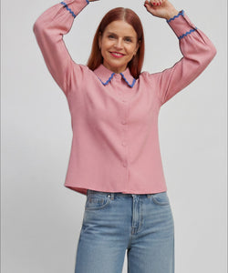Bob & Bill roze overhemd met lange mouwen, knoopsluiting en contrasterende blauwe zigzag biezen bij de kraag en manchetten.