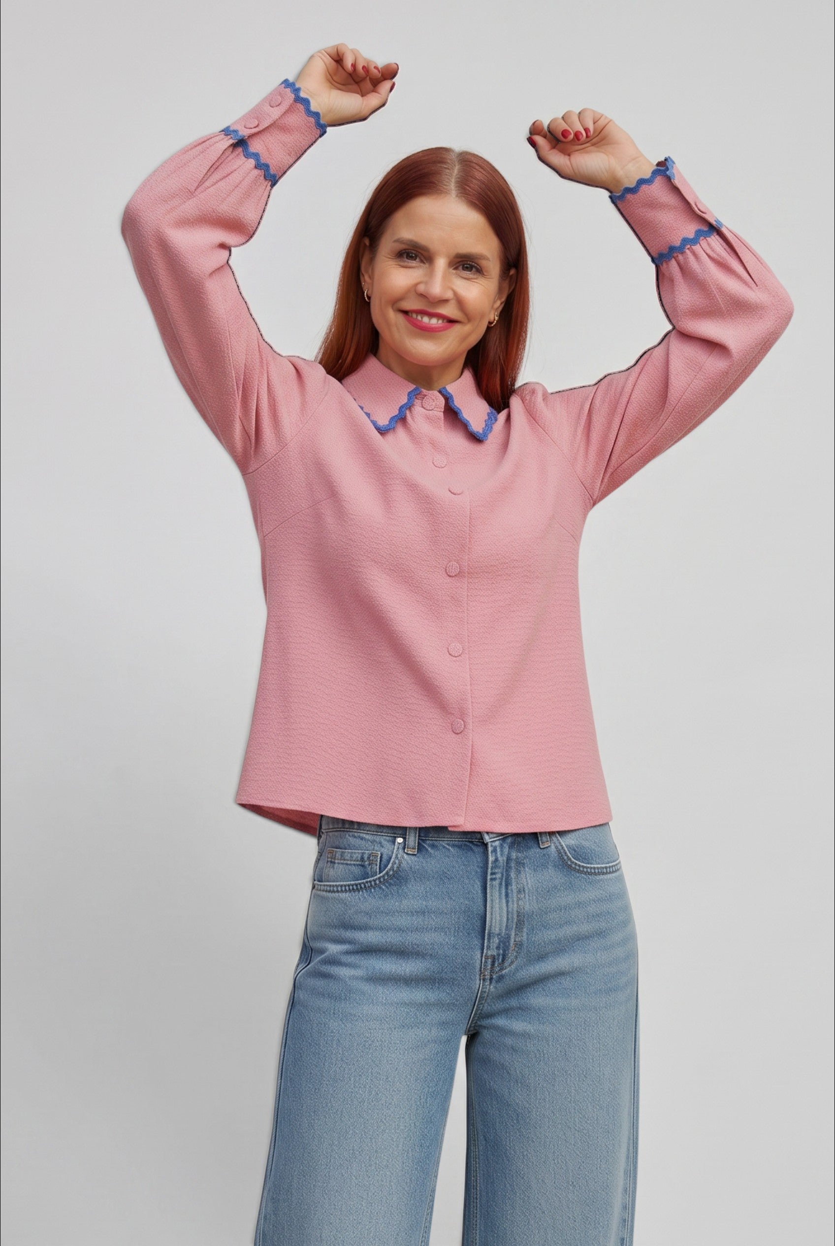 Bob & Bill roze overhemd met lange mouwen, knoopsluiting en contrasterende blauwe zigzag biezen bij de kraag en manchetten.