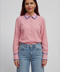 Bob & Bill roze overhemd met lange mouwen, overhemdkraag en zigzag biezen. Gemaakt van 20% katoen en 80% polyester.