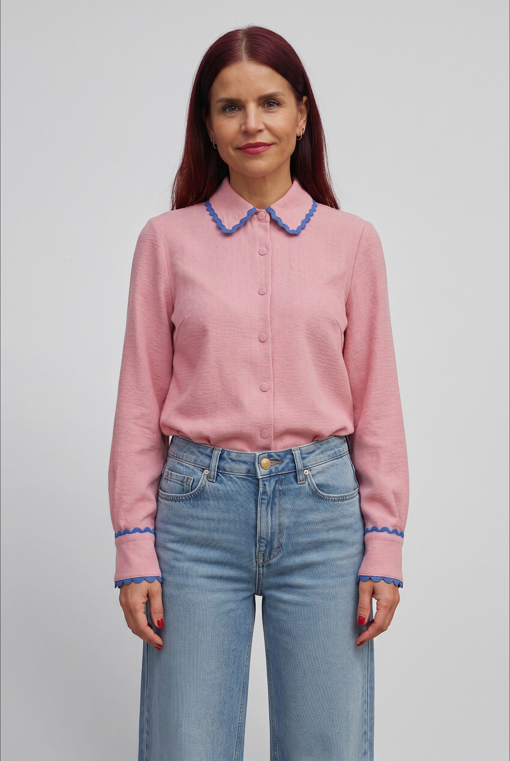 Bob & Bill roze overhemd met lange mouwen, overhemdkraag en zigzag biezen. Gemaakt van 20% katoen en 80% polyester.