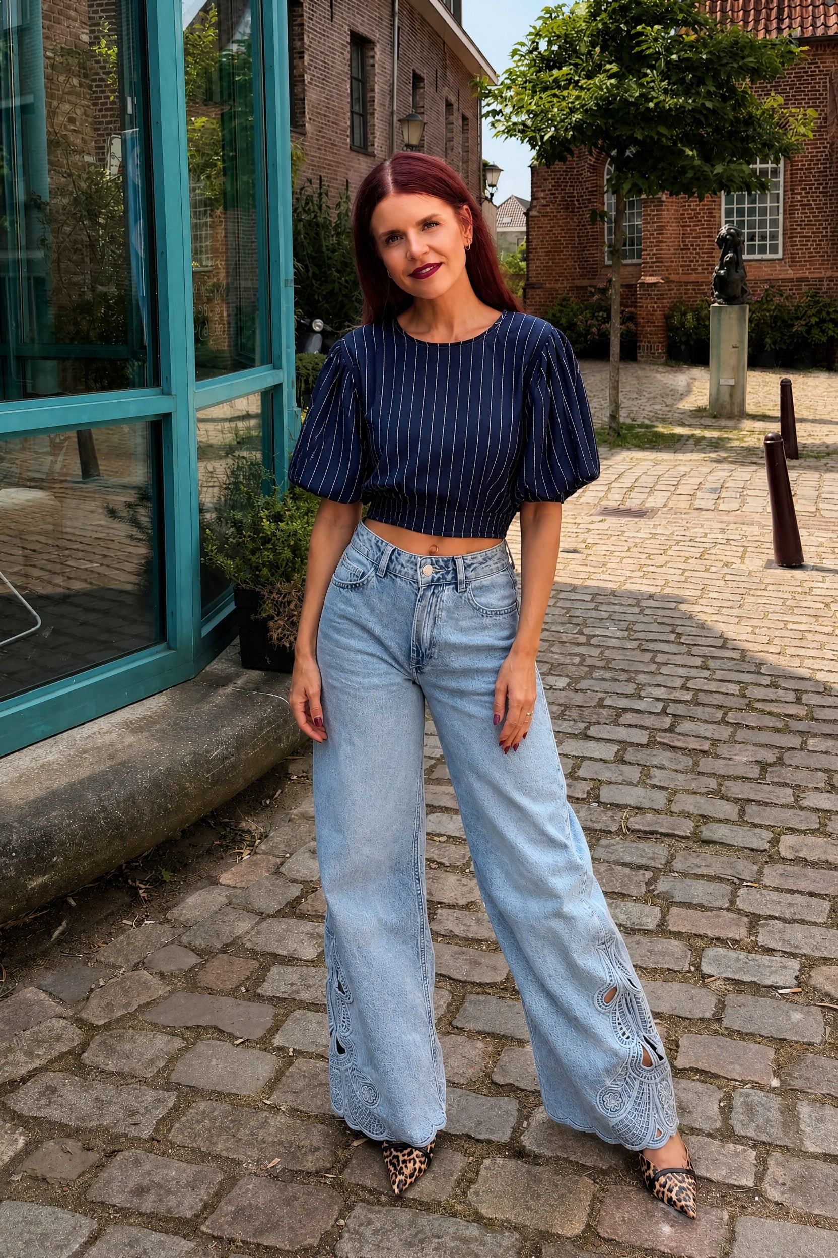 Bob & Bill SAINT pinstriped blouse met korte pofmouwen en strik aan de achterkant in marineblauw