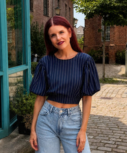 Bob & Bill SAINT pinstriped cropped blouse met korte pofmouwen en strikdetail aan de achterkant.