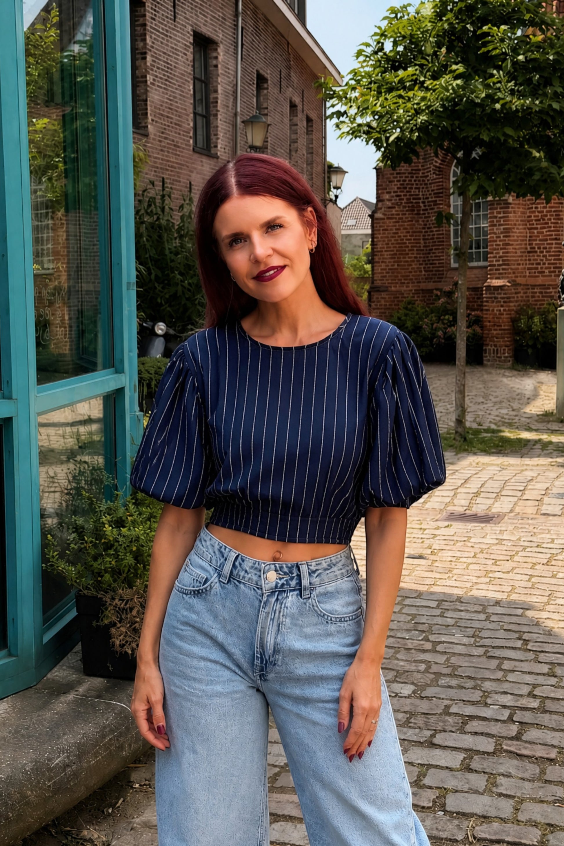 Bob & Bill SAINT pinstriped cropped blouse met korte pofmouwen en strikdetail aan de achterkant.