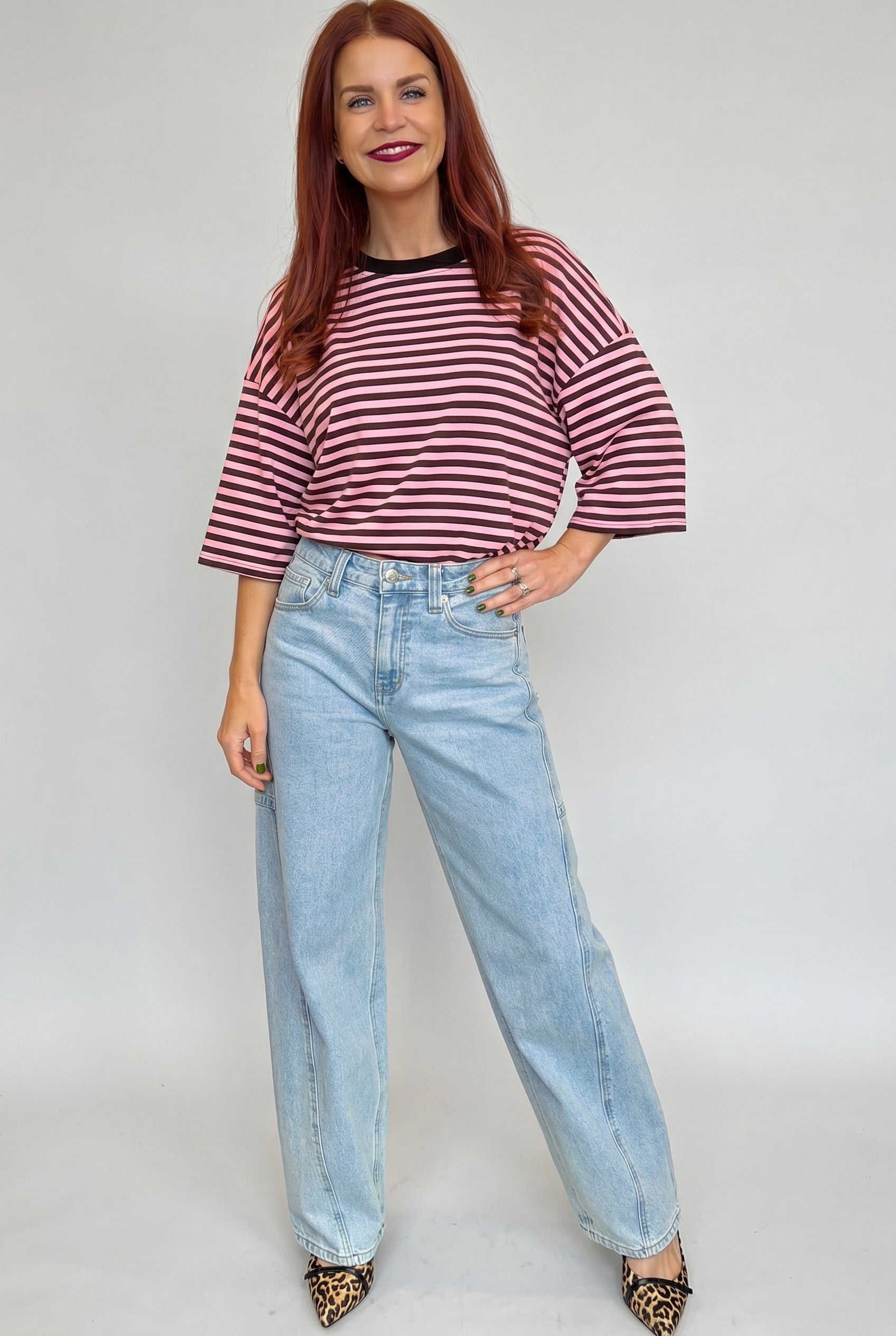 Bob & Bill Sammie gestreept T-shirt in bruin en roze met ronde hals en korte mouwen, gedragen door een model.