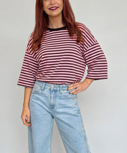 Model draagt Bob & Bill Sammie gestreept T-shirt in bruin en roze met ronde hals en korte mouwen