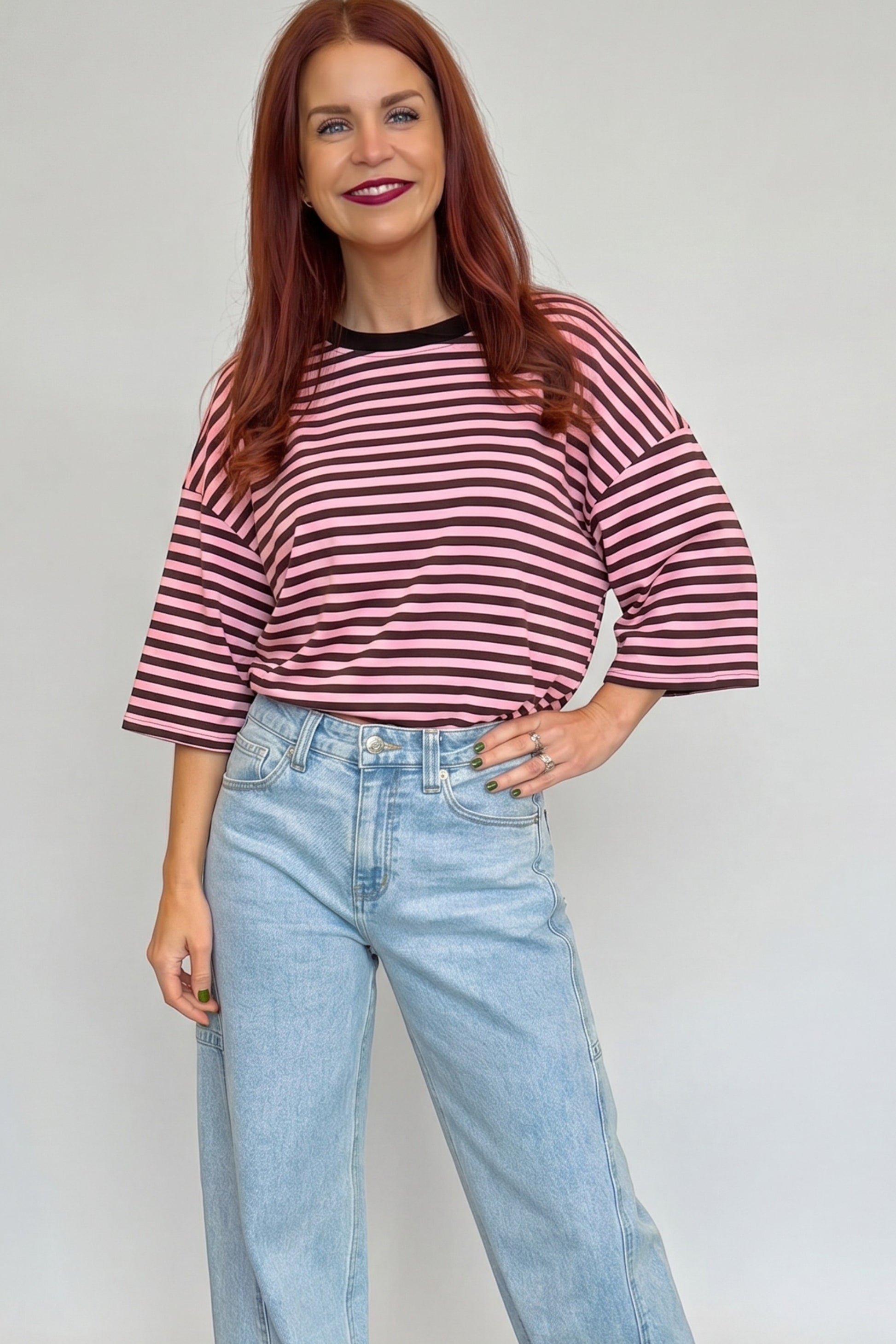 Model draagt Bob & Bill Sammie gestreept T-shirt in bruin en roze met ronde hals en korte mouwen