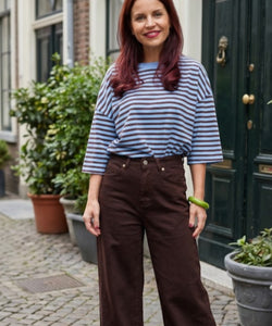 Bob & Bill Sammie SS gestreepte tee met korte mouwen, ronde hals en all-over streepdessin in bruin en blauw.