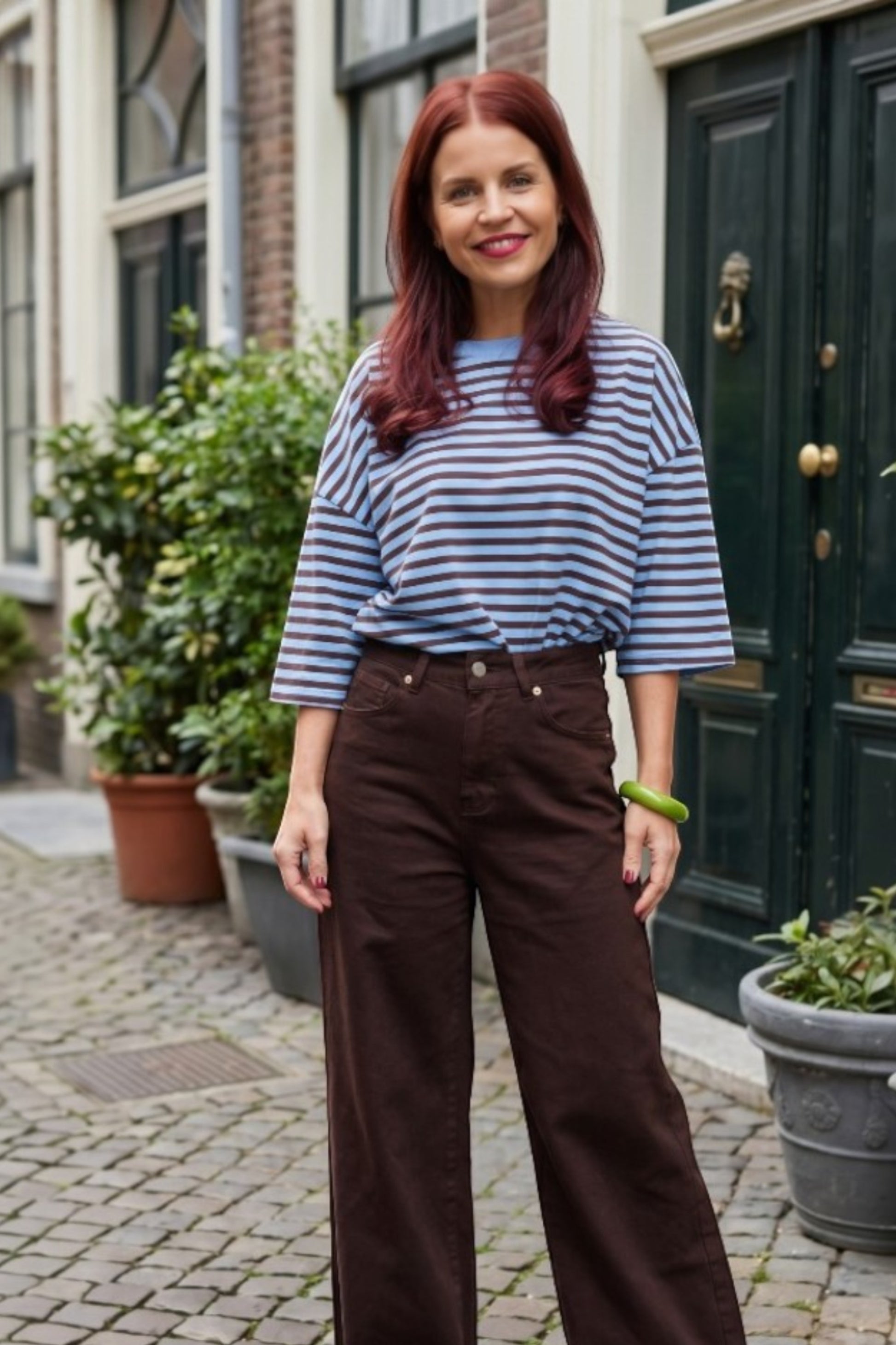 Bob & Bill Sammie SS gestreepte tee met korte mouwen, ronde hals en all-over streepdessin in bruin en blauw.