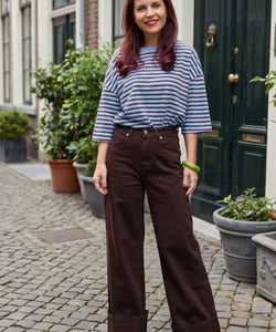 Bob & Bill Sammie SS gestreepte tee met korte mouwen, ronde hals en all-over streepdessin in bruin en blauw.