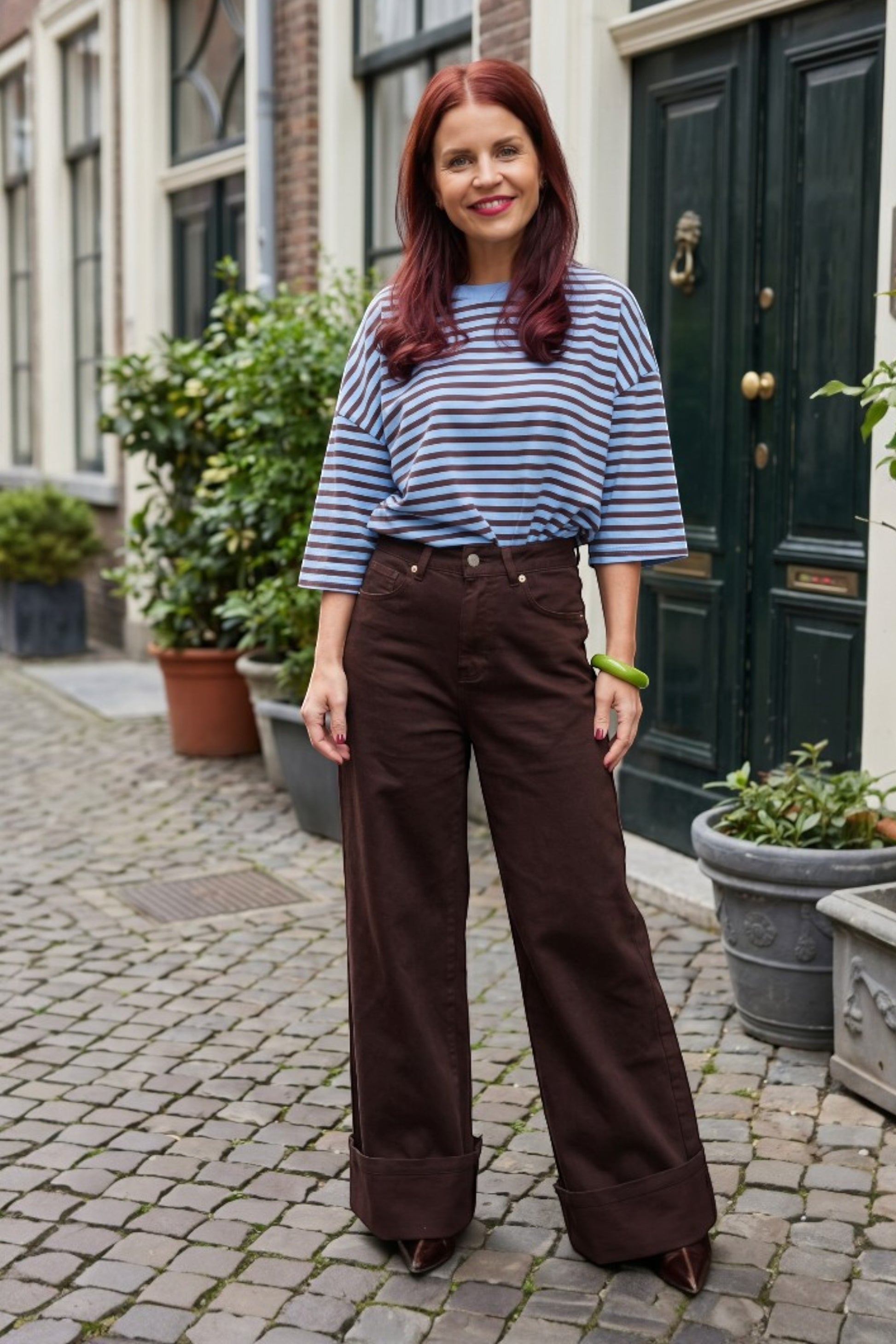Bob & Bill Sammie SS gestreepte tee met korte mouwen, ronde hals en all-over streepdessin in bruin en blauw.