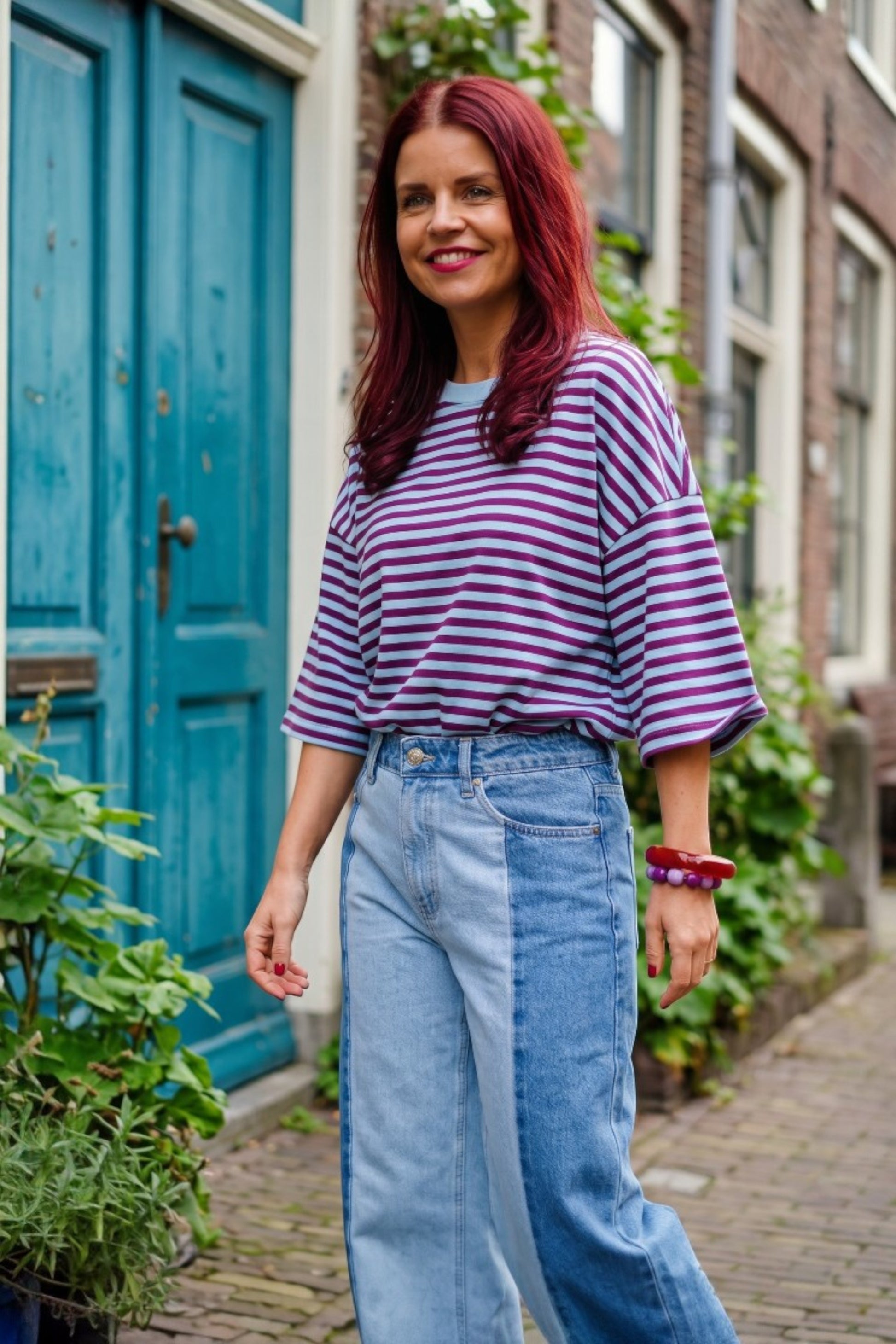 Bob & Bill Sammie SS gestreepte tee met korte mouwen, ronde hals en all-over streepdessin in fudge/blauw.