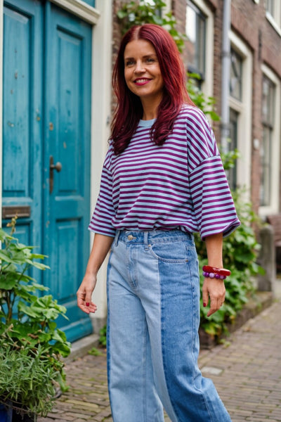 Bob & Bill Sammie SS gestreepte tee met korte mouwen, ronde hals en all-over streepdessin in fudge/blauw.