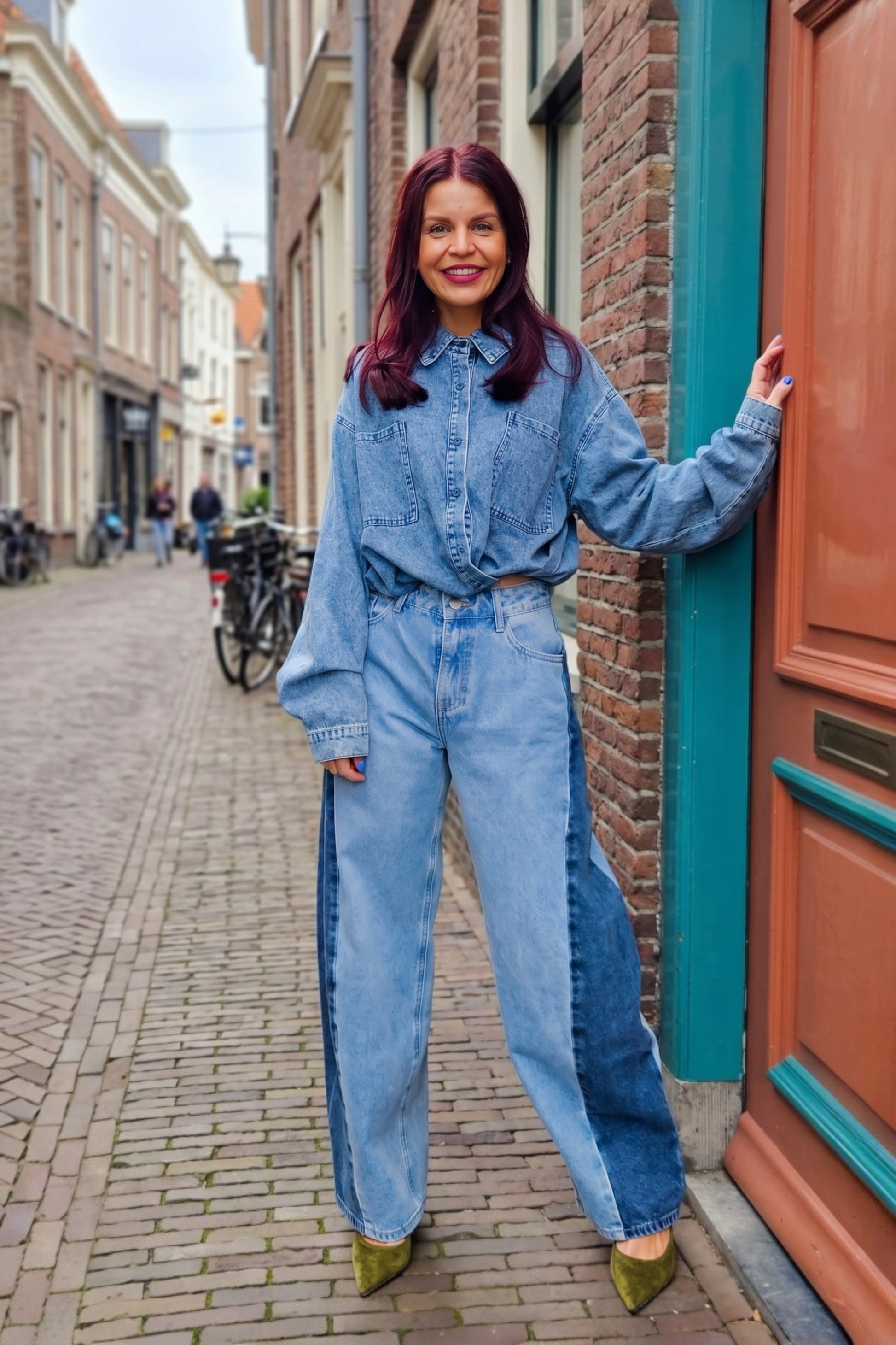 Bob & Bill blauwe denim spijkerjas met knoopsluiting en trekkoorden voor een bomberjack-look, gemaakt van 100% katoen.