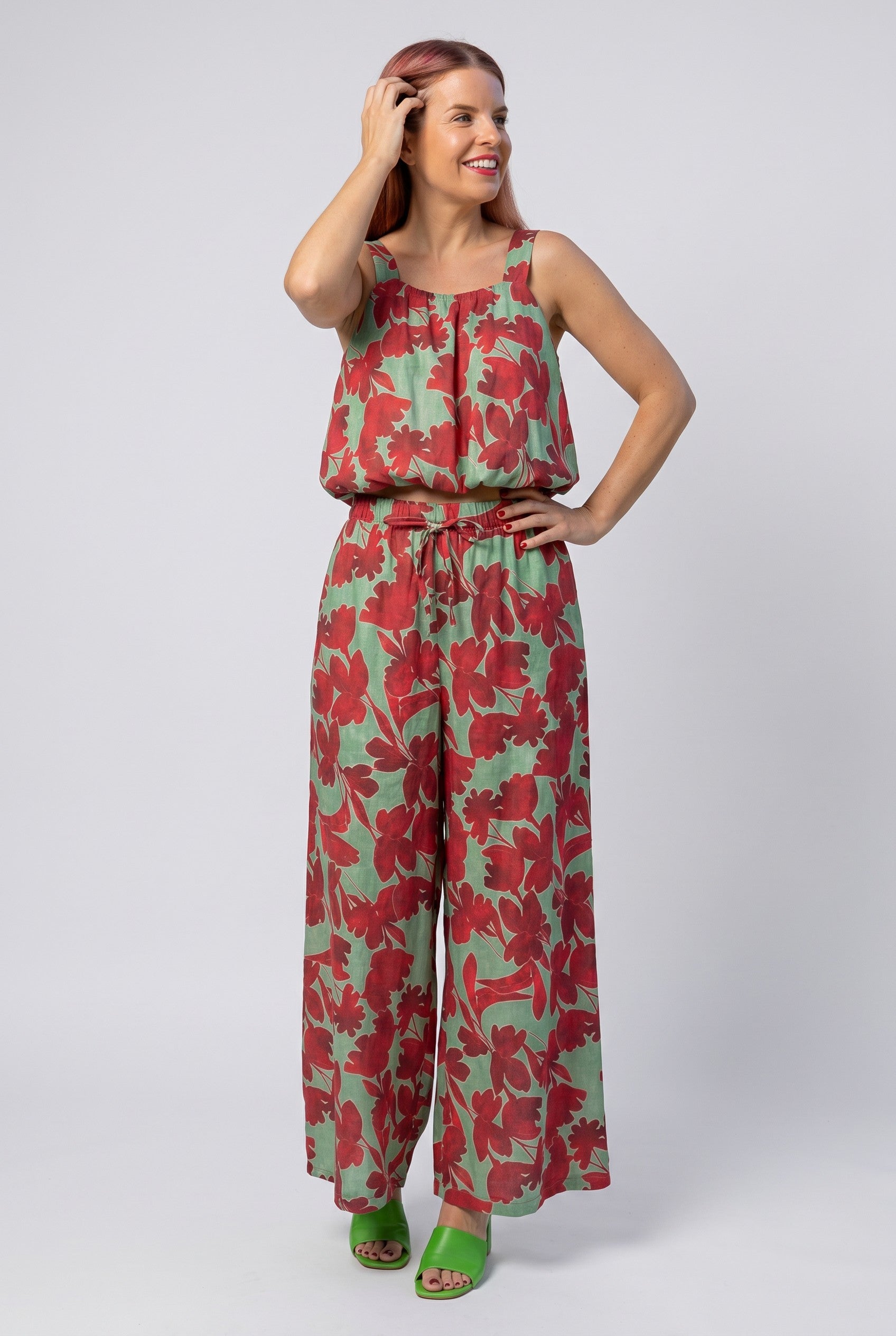 Bob & Bill TULIP TOP in groen/rood met A-lijn silhouet en blousend effect. Ronde hals, mouwloos.