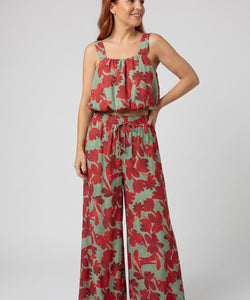 Bob & Bill TULIP TOP in groen/rood met bloemenprint, ronde hals en blousend effect. Mouwloze top.