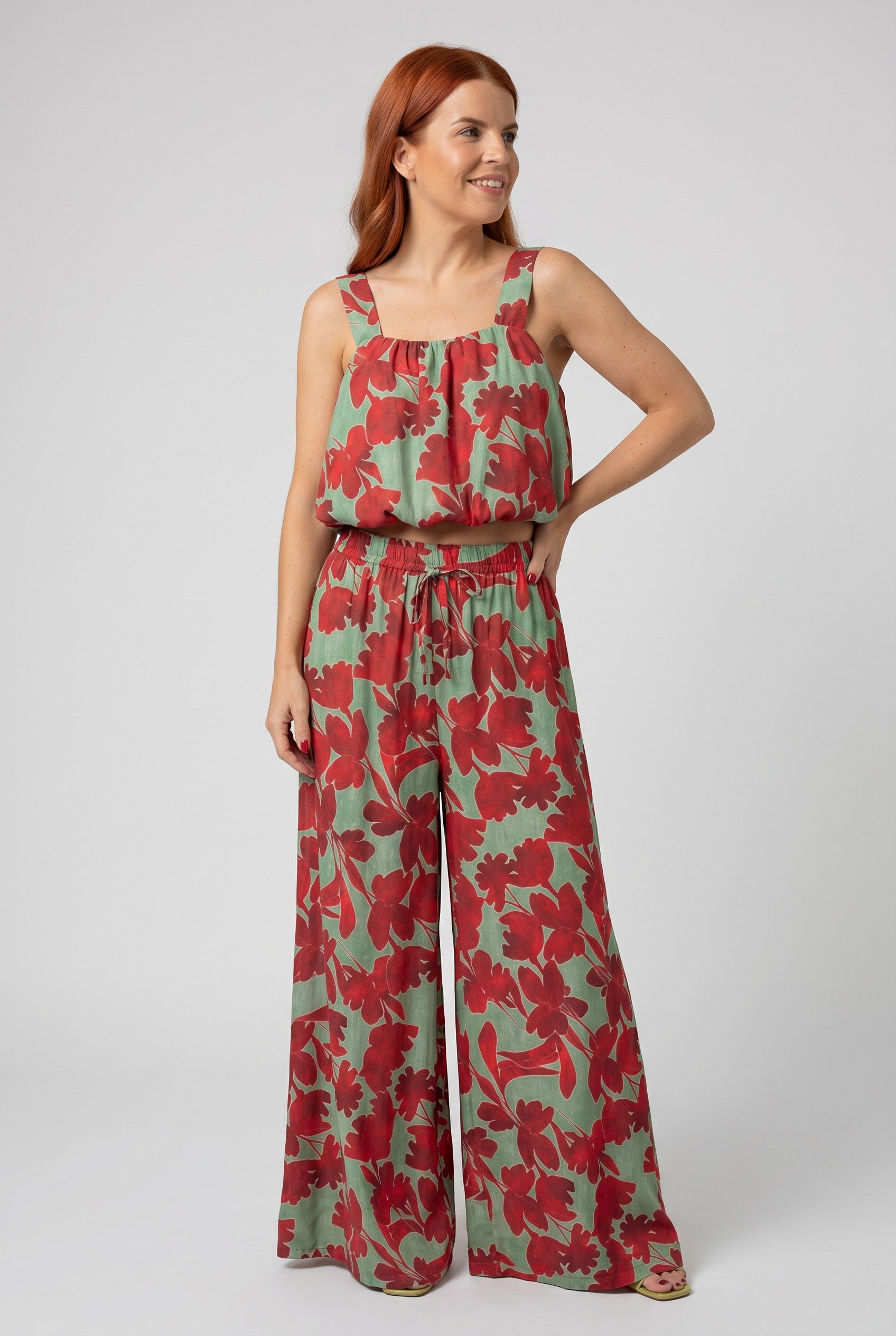 Bob & Bill TULIP TOP in groen/rood met bloemenprint, ronde hals en blousend effect. Mouwloze top.