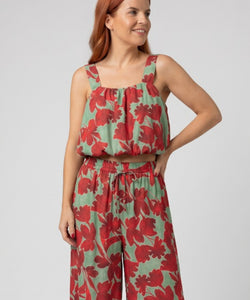 Bob & Bill TULIP TOP in groen/rood met bloemenprint, ronde hals en A-lijn silhouet. Mouwloze top met blousend effect.