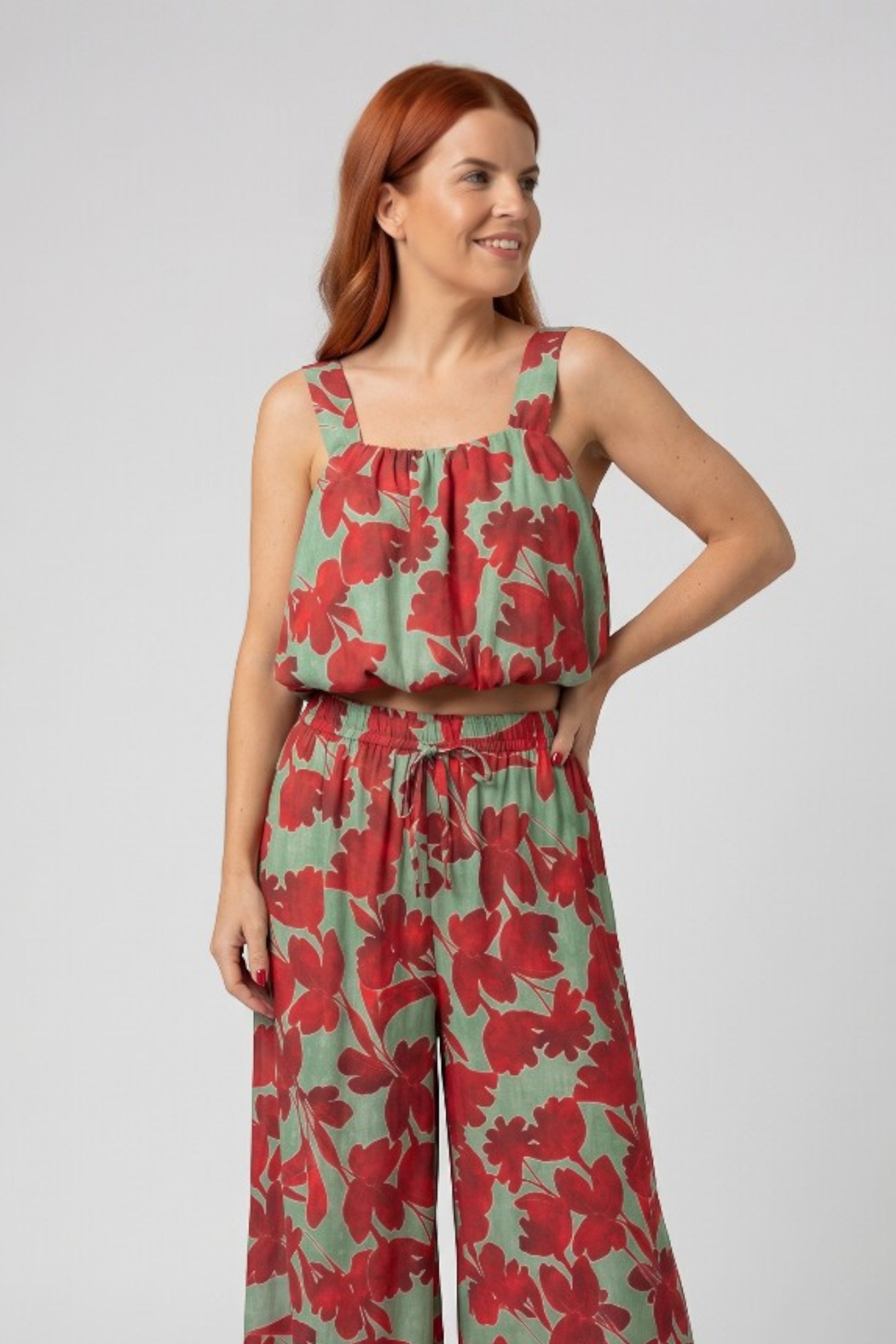 Bob & Bill TULIP TOP in groen/rood met bloemenprint, ronde hals en A-lijn silhouet. Mouwloze top met blousend effect.