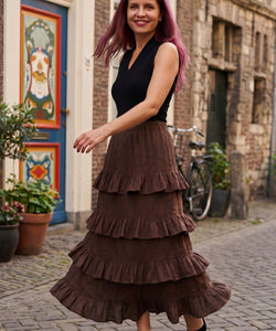 Bob & Bill YAS WIMA HW ANKLE SKIRT in coffee bean brown. High-waist, ankle-length skirt with tiered ruffles. Made from Livaeco viscose and polyester.