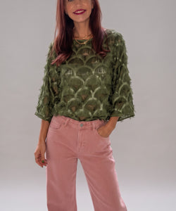 Bob & Bill YAS Pazilla 3/4 mouwen top in olijfgroen met 3D-details gedragen door een model met rood haar.