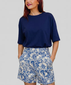 Bob & Bill Zane shorts met blauw bloemenborduursel, high waist pasvorm en zakken, gedragen door een model.