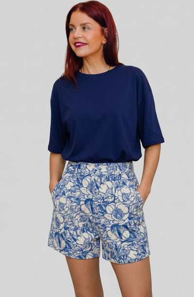Bob & Bill Zane shorts met blauw bloemenborduursel, high waist pasvorm en zakken, gedragen door een model.