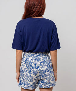 Bob & Bill Zane embroidery shorts in blauw met all-over bloemenprint en high waist pasvorm, gezien vanaf de achterkant.