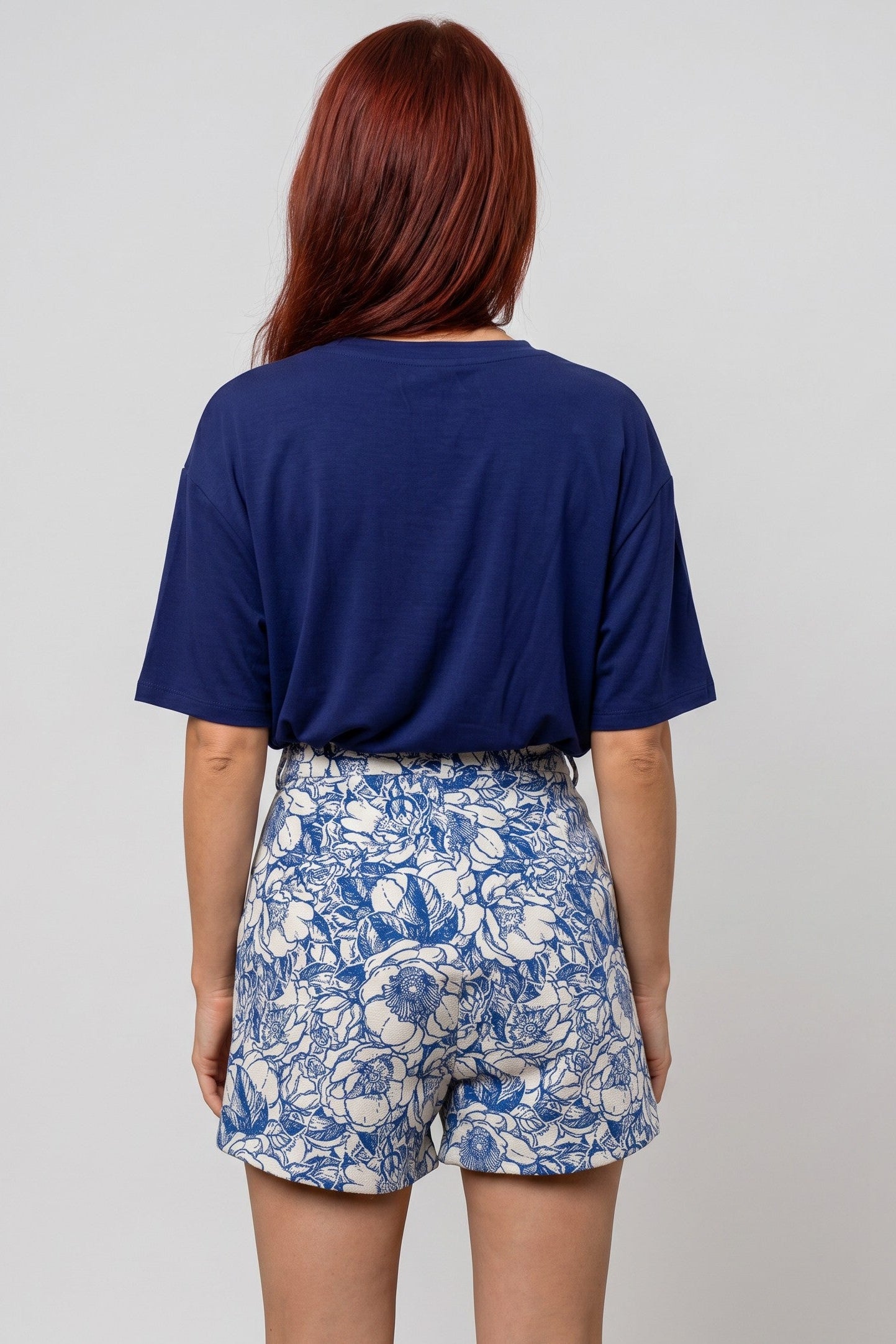 Bob & Bill Zane embroidery shorts in blauw met all-over bloemenprint en high waist pasvorm, gezien vanaf de achterkant.