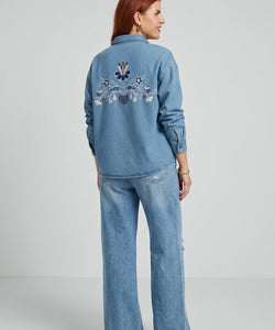 Bob & Bill NOVI DENIM JACKET blauwe spijkerjas met geborduurde bloemen op het achterpand, 100% katoen, oversized fit.