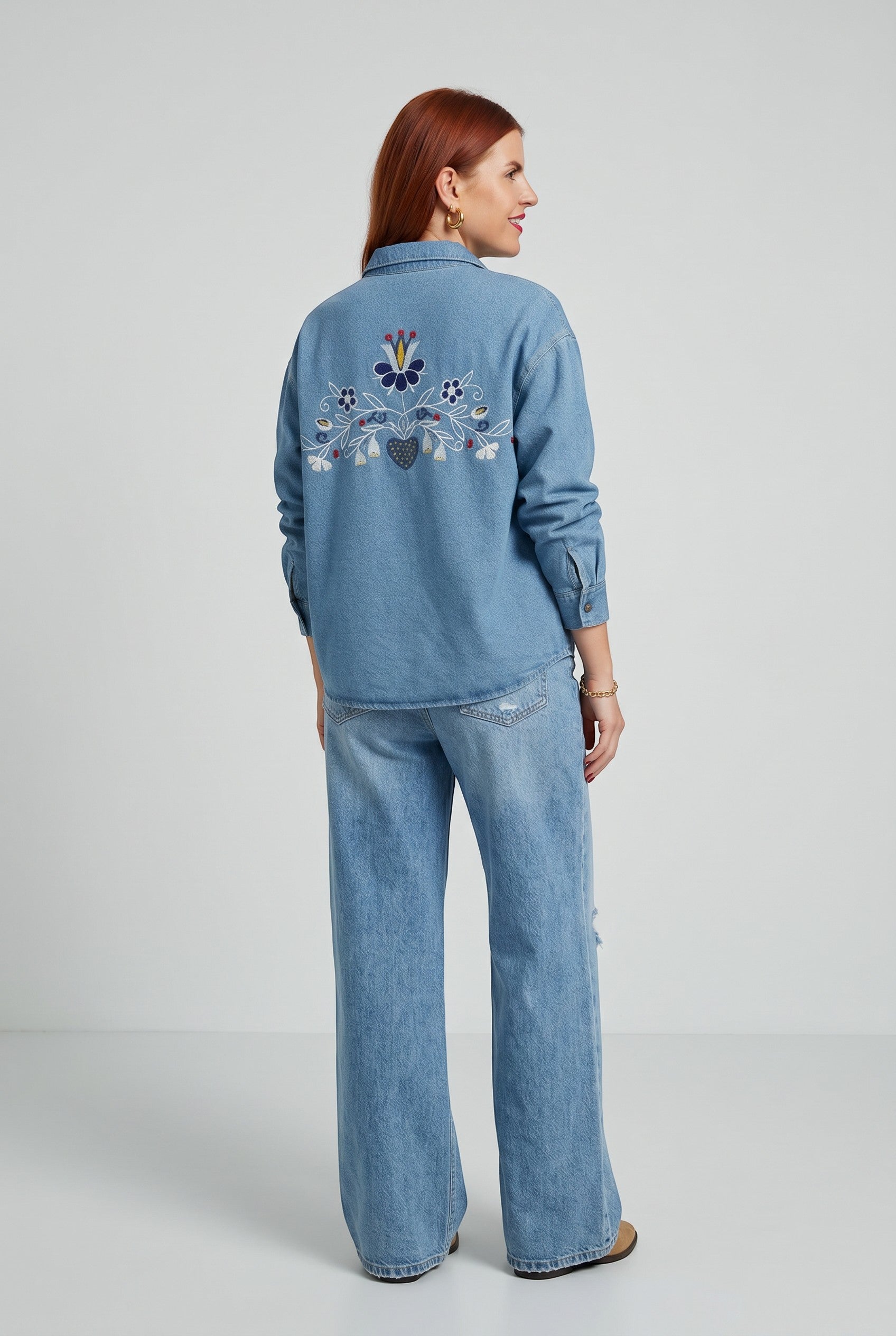 Bob & Bill NOVI DENIM JACKET blauwe spijkerjas met geborduurde bloemen op het achterpand, 100% katoen, oversized fit.