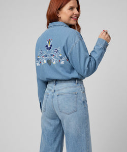 Bob & Bill NOVI denim jacket in lichtblauw katoen met geborduurde bloemen op het achterpand. Oversized fit met knoopsluiting en kraag.