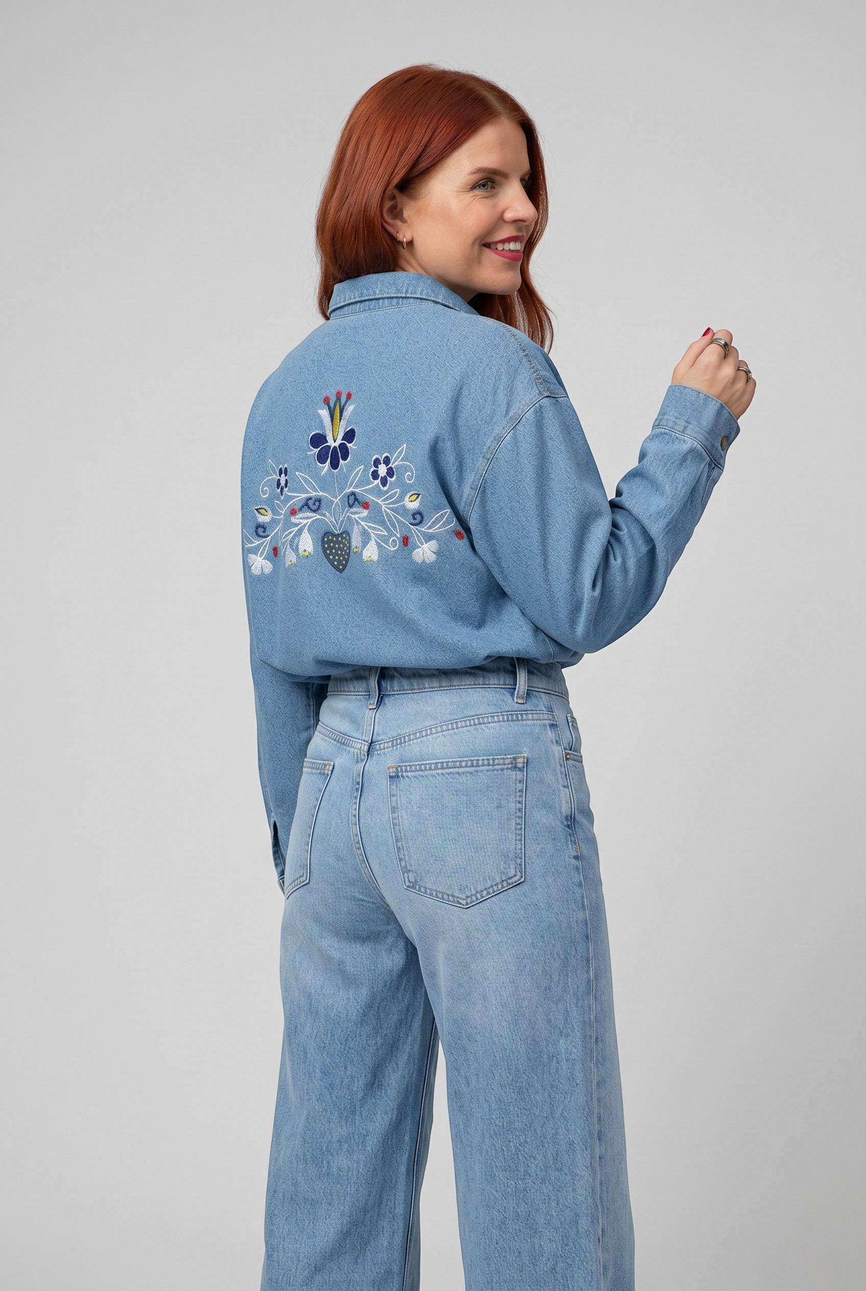 Bob & Bill NOVI denim jacket in lichtblauw katoen met geborduurde bloemen op het achterpand. Oversized fit met knoopsluiting en kraag.