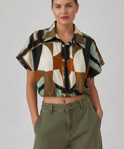 Bob & Bill GEO BLOUSE, een cropped blouse met korte mouwen, kraag en geometrische print in zwart, wit, bruin en groen. Gemaakt van 100% katoen.