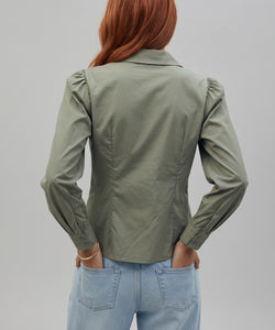 Bob & Bill kaki katoenen blouse met knoopsluiting, getailleerde pasvorm en pofmouwen. Gemaakt van 100% katoen.
