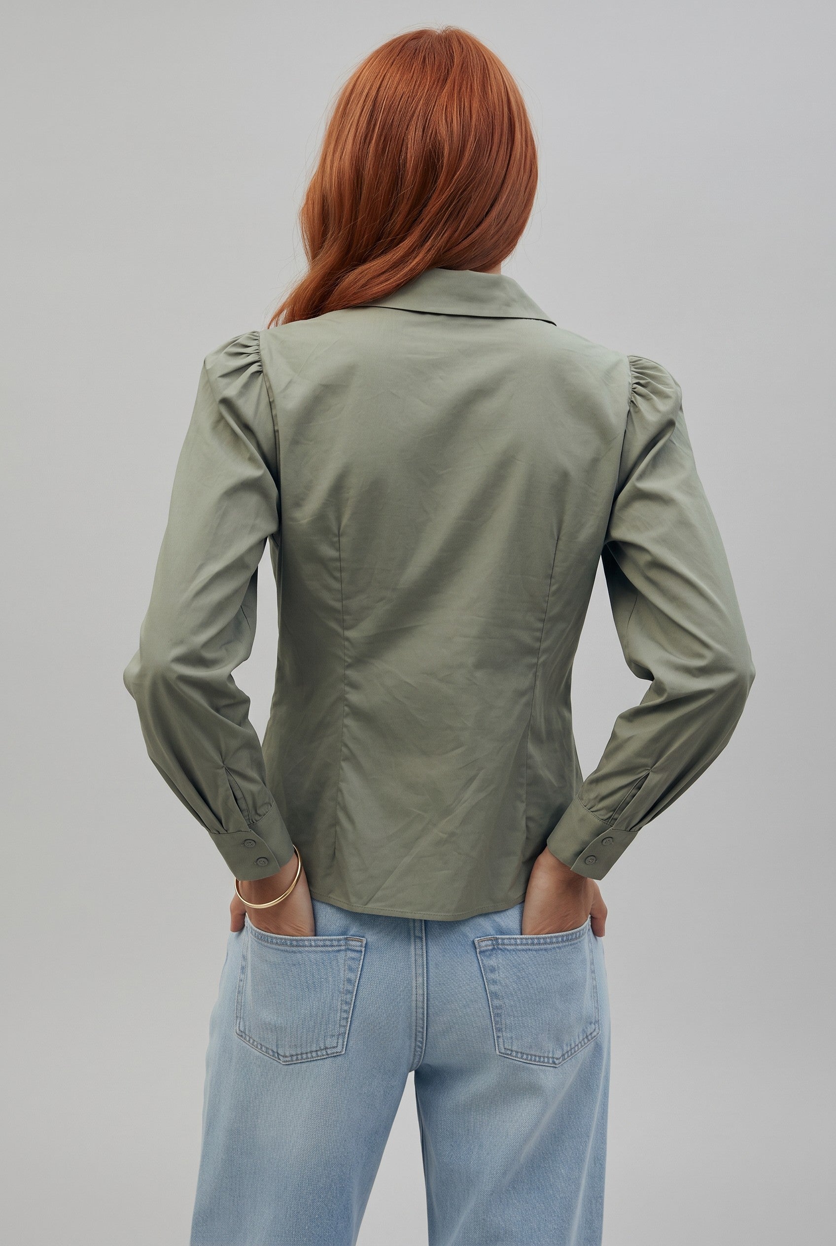 Bob & Bill kaki katoenen blouse met knoopsluiting, getailleerde pasvorm en pofmouwen. Gemaakt van 100% katoen.