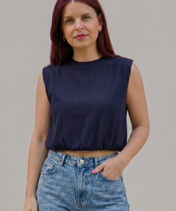 Bob & Bill LYNN TOP navy mouwloze katoenen blouse met ronde hals en elastische zoom.
