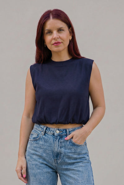 Bob & Bill LYNN TOP navy mouwloze katoenen blouse met ronde hals en elastische zoom.