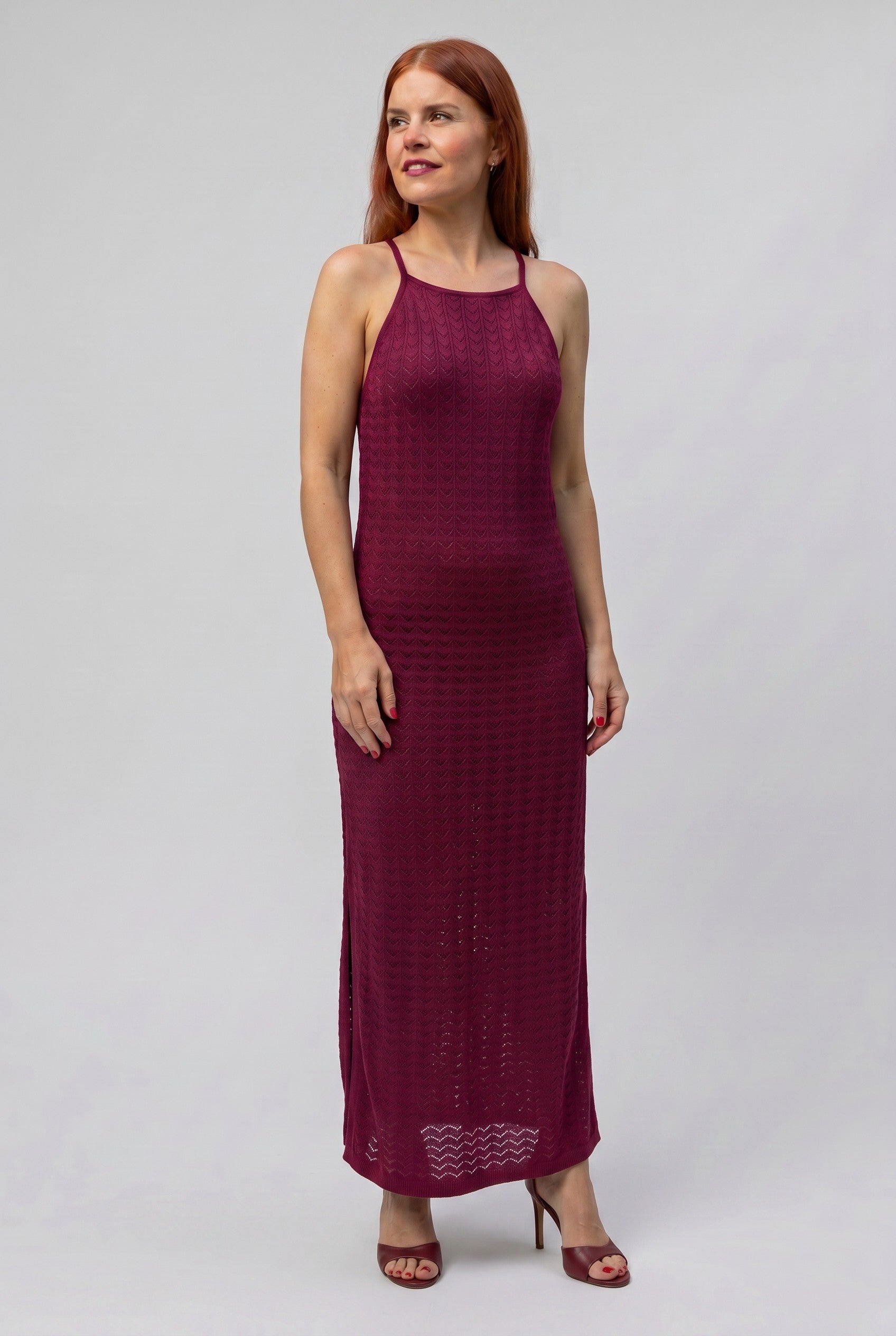 Bob & Bill Menippe maxi jurk in fuchsia rood, mouwloos met ronde hals en gebreid patroon. Gemaakt van 100% viscose.