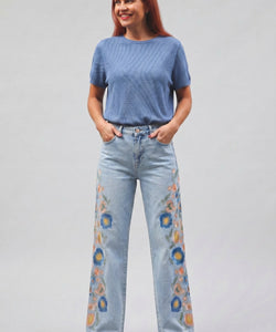 Bob & Bill NORAIN jeans met geborduurde bloemen in blauw denim, flared leg, mid/high waist.